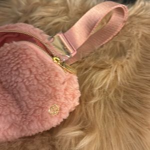 Light Pink New Fleece Lululemon Belt Bag🌸🌸🌸🌸